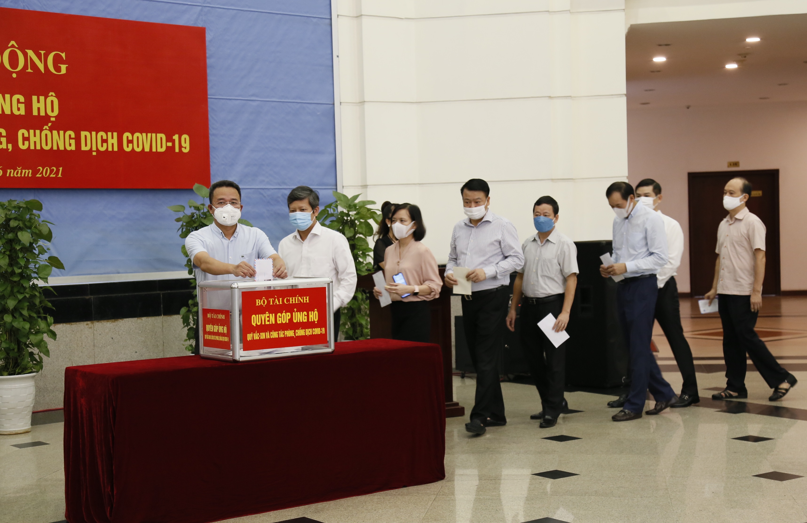 Lãnh đạo các tổng cục, cục, vụ thuộc Bộ và công chức, viên chức, người lao động có mặt tại buổi lễ thực hiện quyên góp, ủng hộ Quỹ vắc xin và công tác phòng, chống dịch Covid-19.