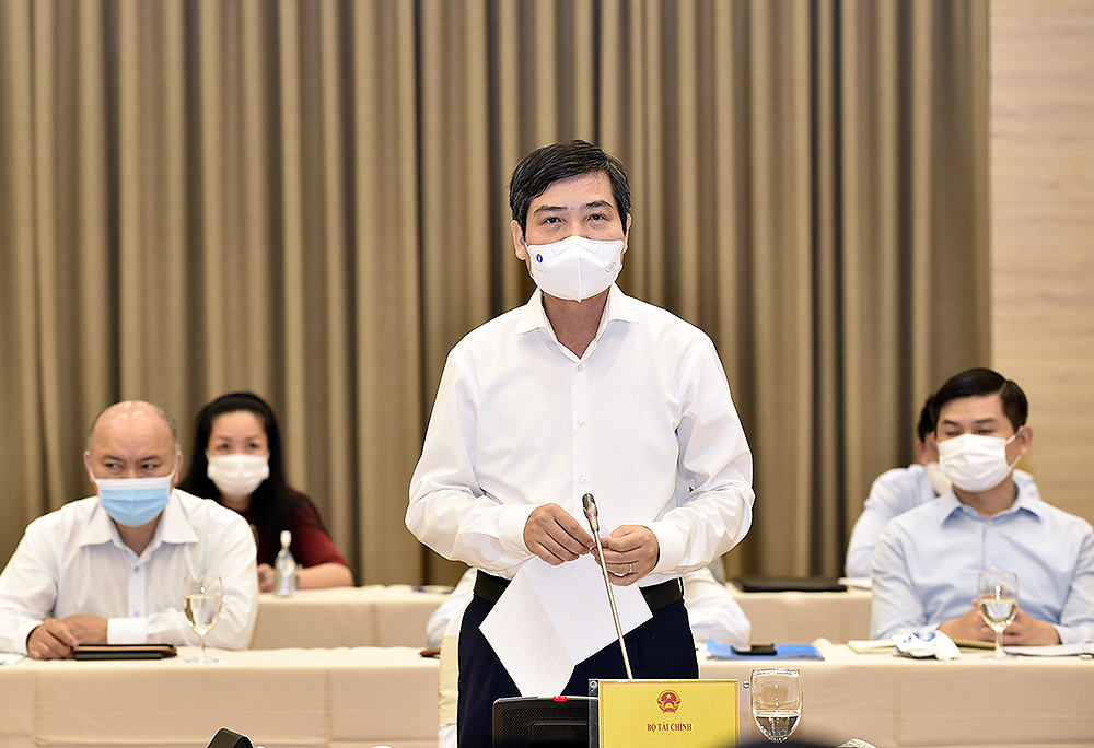 Thứ trưởng Bộ Tài chính Tạ Anh Tuấn trả lời vấn đề liên quan đến Quỹ vaccine. Ảnh: VGP/Nhật Bắc