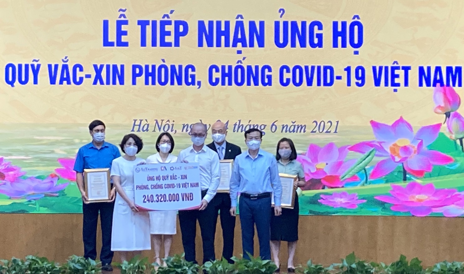 Đại diện các doanh nghiệp ủng hộ Quỹ Vắc xin phòng, chống Covid-19.