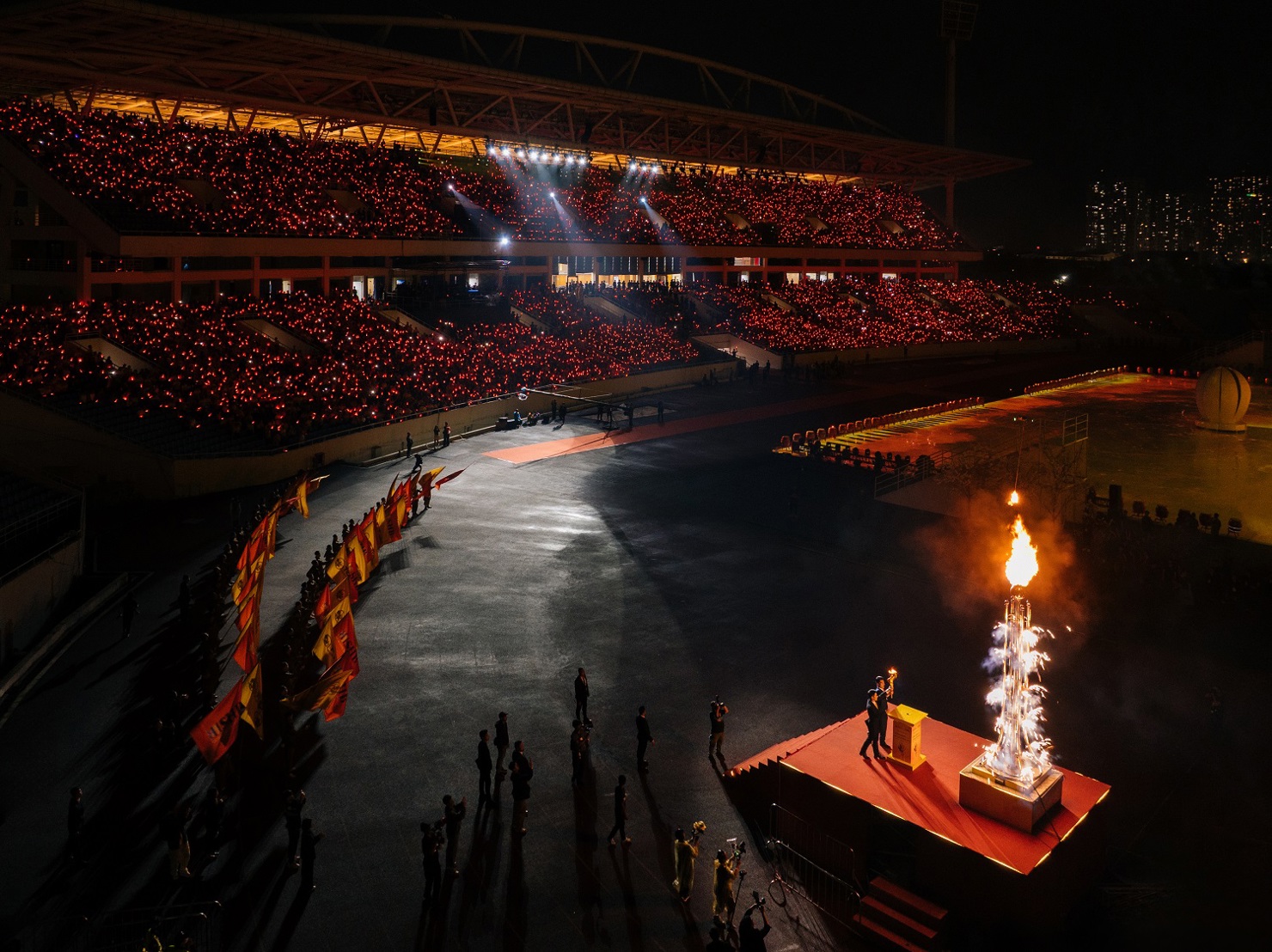 Ánh sáng rực rỡ của lửa thiêng được lan tỏa khắp không gian SVĐ Quốc gia Mỹ Đình, như tiếp thêm sức mạnh và khơi dậy niềm tự hào dân tộc cùng khát vọng vươn tầm trong mỗi người SHB và T&T Group.