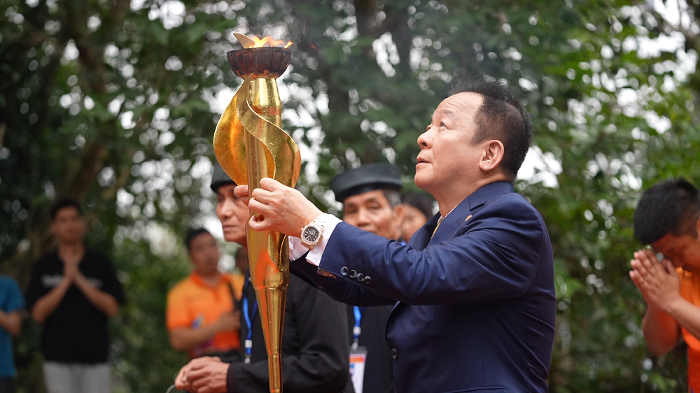 Ngọn lửa được thắp lên, tượng trưng tinh thần bất diệt của dân tộc Việt Nam, mang theo hơi ấm của cha ông, như nhịp đập mạnh mẽ trường tồn biết bao thế hệ Việt Nam.