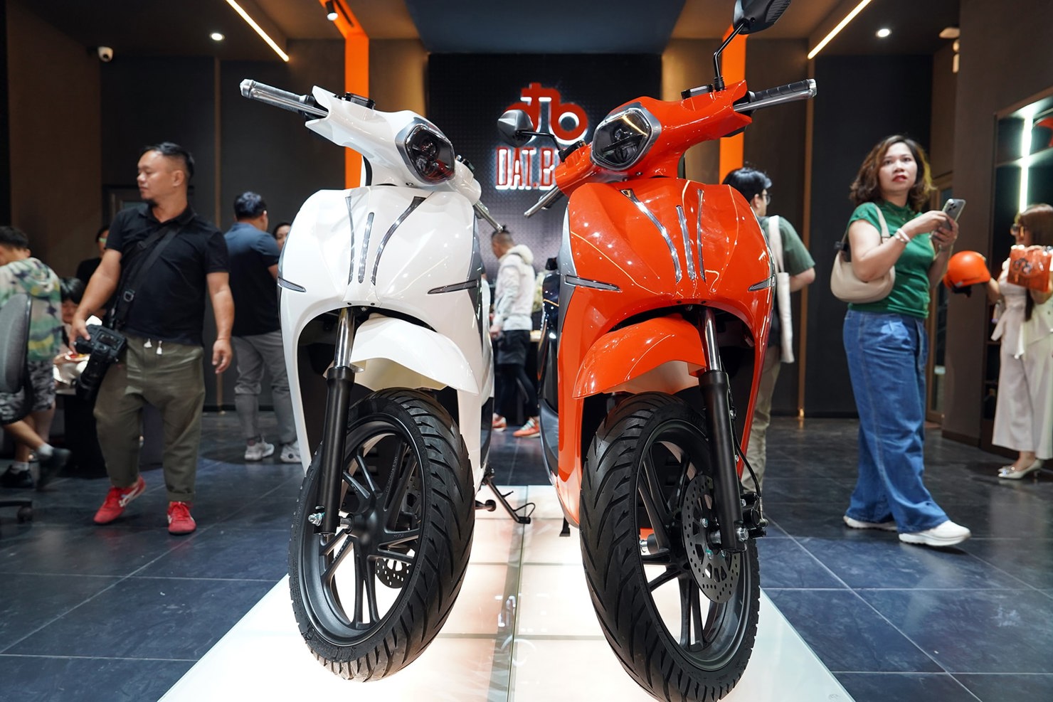 Người dùng xe điện quan tâm đến phạm vi hoạt động do e ngại việc phải sạc trong ngày. Ảnh: Hoàng Linh.  