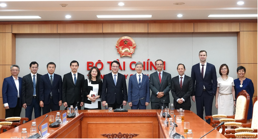 Thứ trưởng Trần Quốc Phương (thứ 6 từ trái sang) tiếp Phó Tổng Giám đốc Kenji Okamura và đoàn công tác của Quỹ Tiền tệ quốc tế.