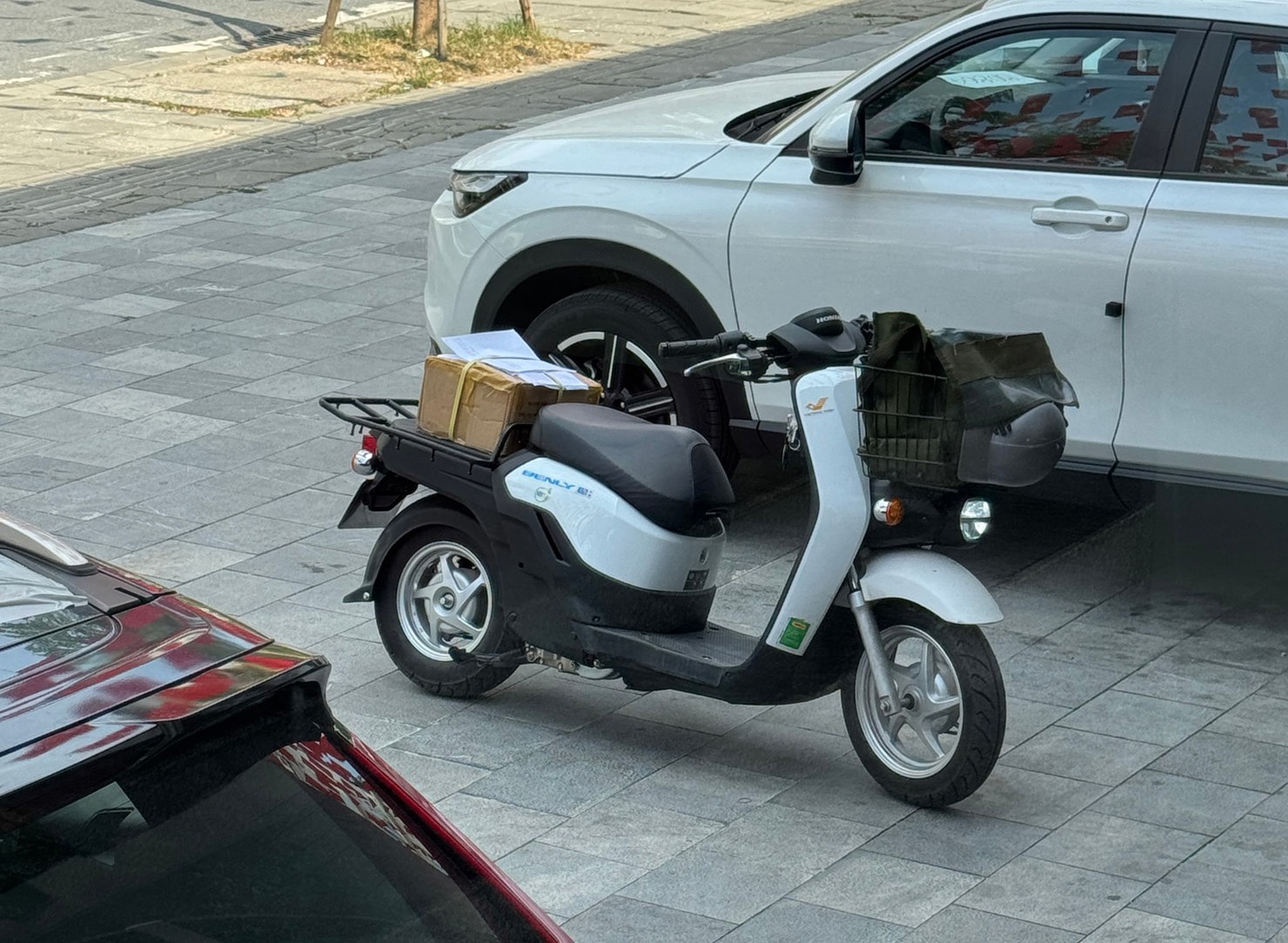 Xe máy điện giao hàng Honda Benly e: của Bưu điện Hà Nội. Ảnh: Hoàng Linh 