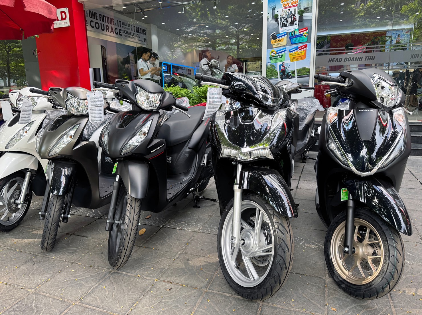 Nhiều đại lý xe máy ghi nhận tình trạng khách hàng bỏ cọc hoặc trì hoãn thanh toán do e ngại chính sách giảm phát thải ảnh hưởng tới sử dụng xe xăng. Ảnh: Hoàng Linh