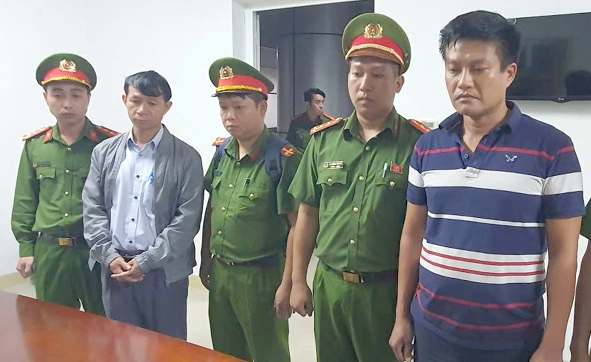 Cơ quan chức năng khởi tố, bắt tạm giam 2 bác sĩ Trưởng khoa. Ảnh: CA