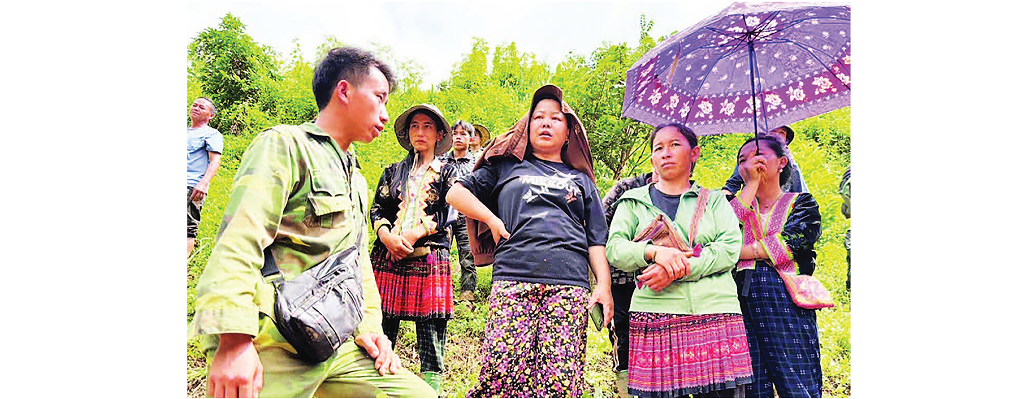 Trưởng bản Mùa A Thi (ngoài cùng, bên trái) trao đổi với người dân trong bản Háng Pu Xi, xã Xa Dung (tỉnh Điện Biên).