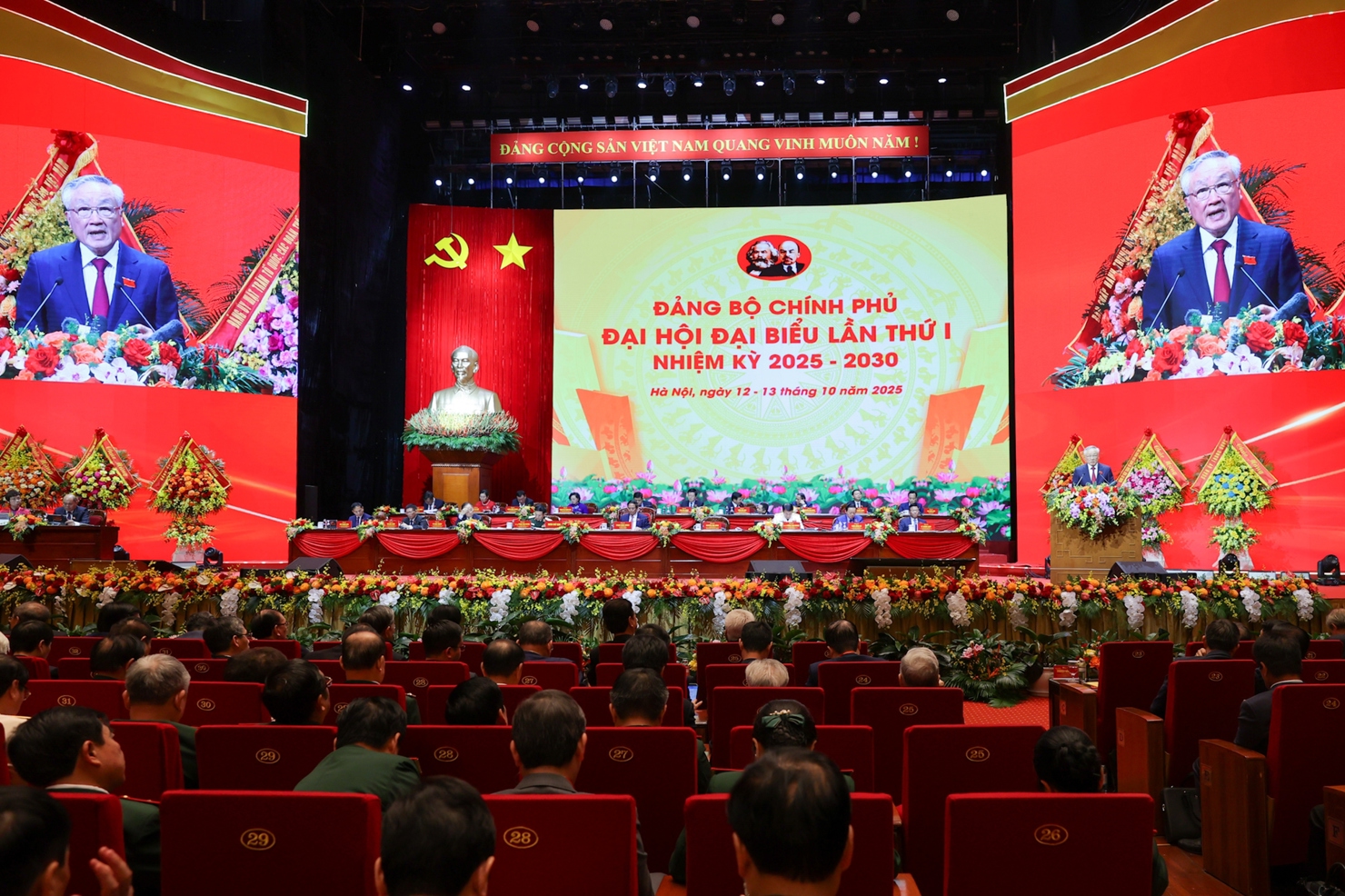 Đảng bộ Chính phủ xác định: Lãnh đạo thực hiện toàn diện, hiệu quả 3 đột phá chiến lược là hoàn thiện thể chế toàn diện; xây dựng hạ tầng kinh tế đồng bộ; phát triển nguồn nhân lực chất lượng cao. Ảnh: VGP/Nhật Bắc