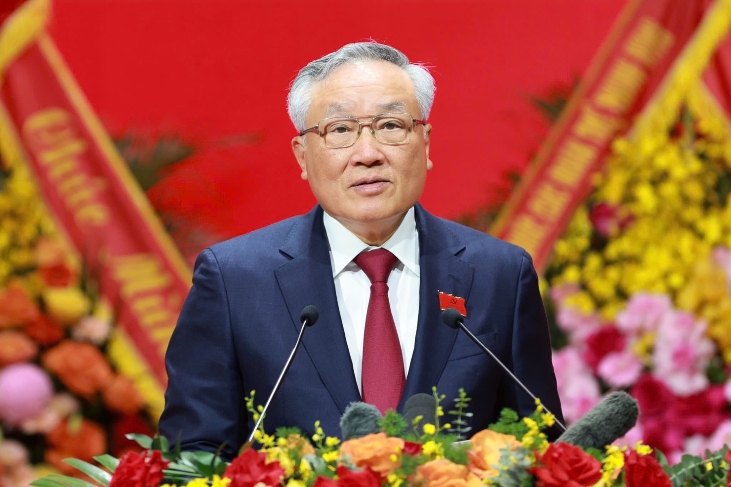 Ủy viên Bộ Chính trị, Phó Bí thư Thường trực Đảng ủy, Phó Thủ tướng Thường trực Chính phủ Nguyễn Hòa Bình trình bày báo cáo chính trị của Ban Chấp hành Đảng bộ Chính phủ nhiệm kỳ 2020-2025. Ảnh: VGP/Nhật Bắc