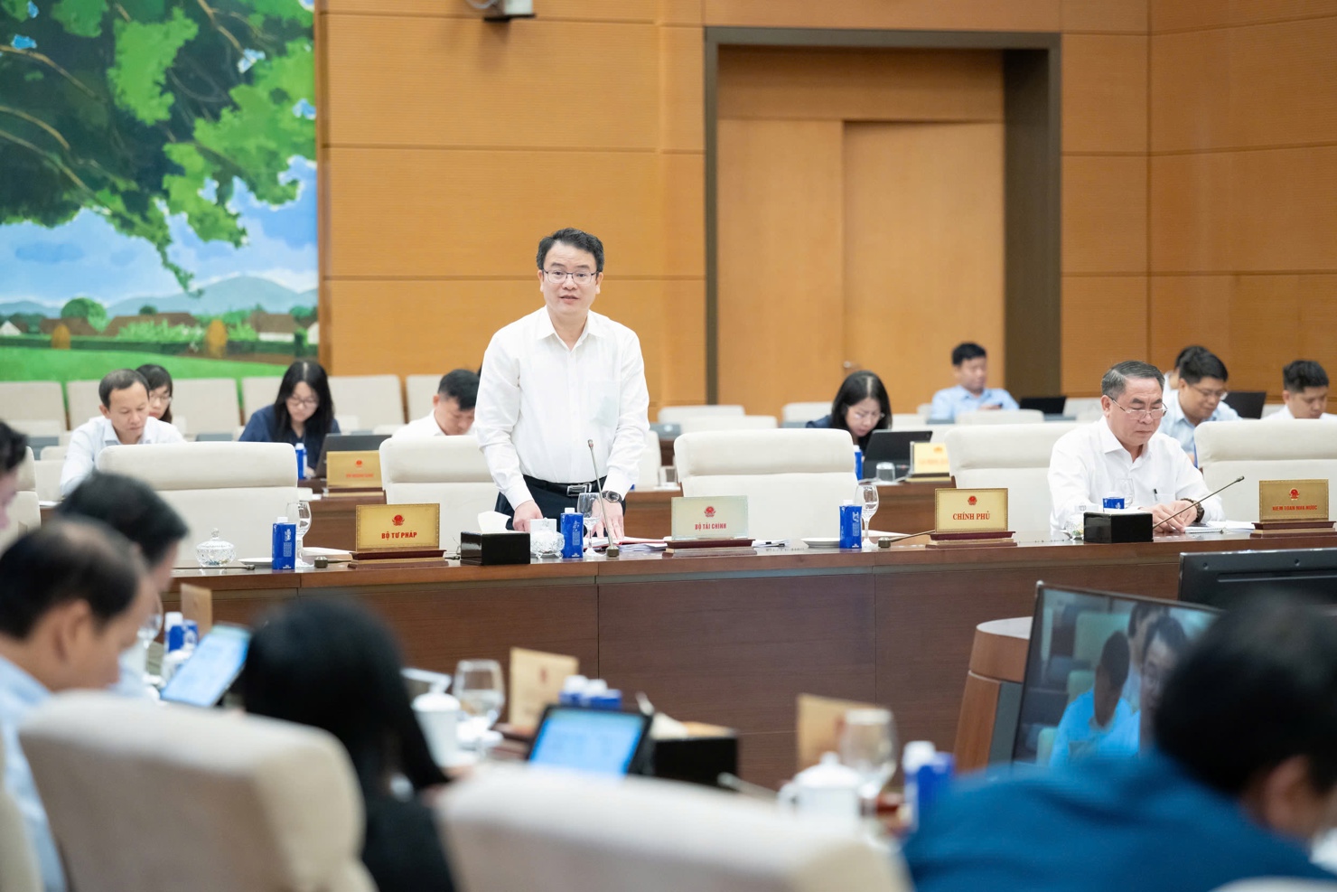 Thứ trưởng Bộ Tài chính Trần Quốc Phương làm rõ thêm các nội dung đại biểu quan tâm.