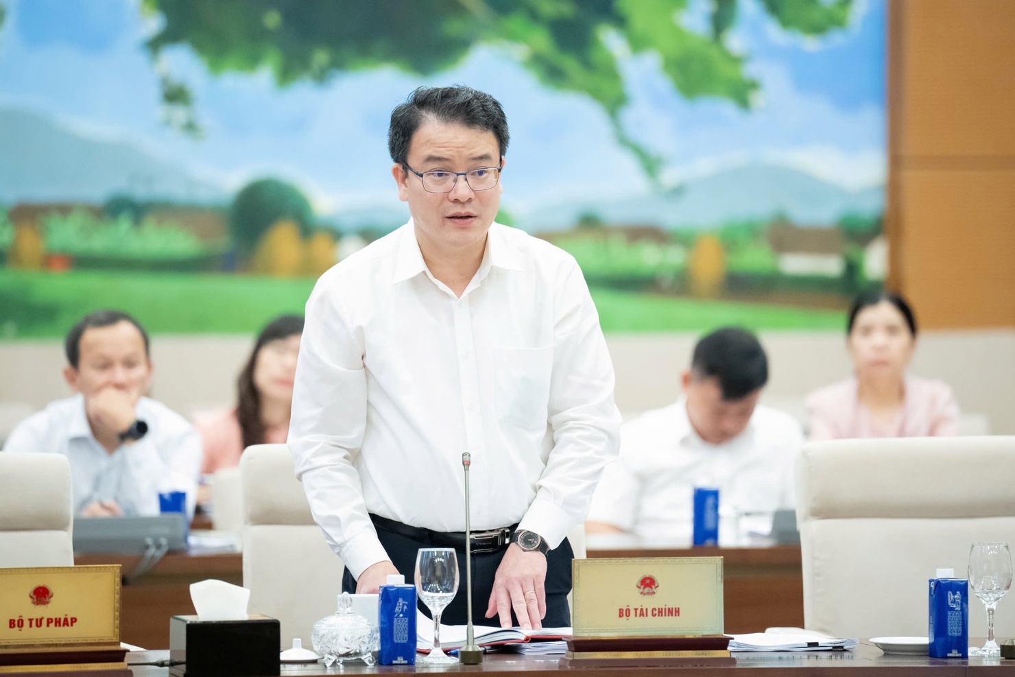 Thứ trưởng Bộ Tài chính Trần Quốc Phương trình bày tờ trình dự án Luật.