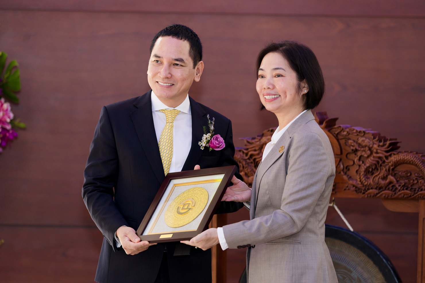 Bà Trần Anh Đào, Phó Tổng Giám đốc Phụ trách Ban Điều Hành Sở GDCK TPHCM  ông Nguyễn Xuân Minh, Chủ tịch TCBS tại buổi lễ trao quyết định niêm yết.