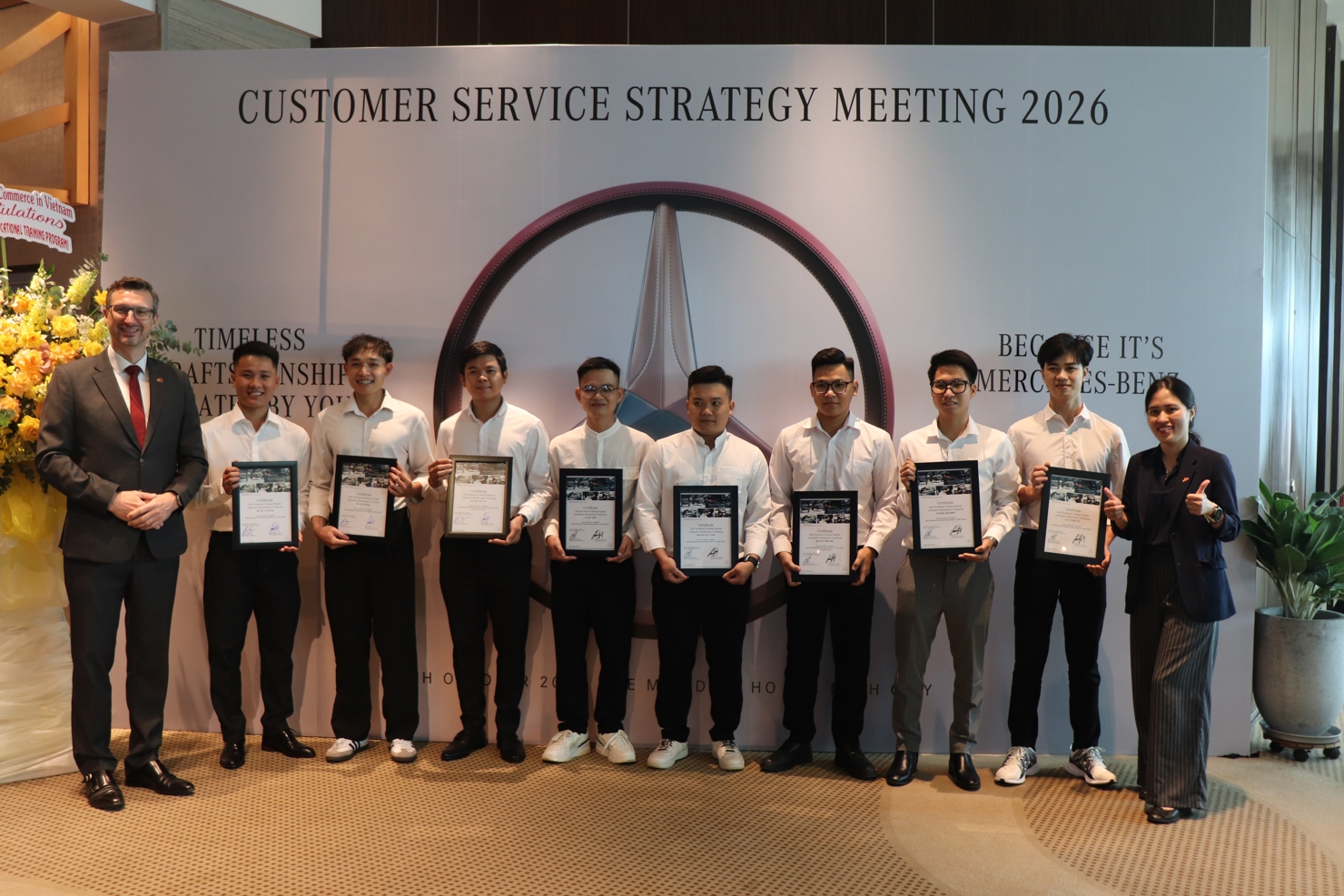 Tân kỹ thuật viên và đại diện AHK chụp ảnh lưu niệm.