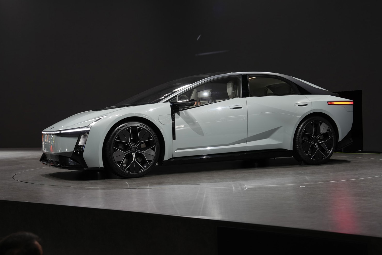 Corolla Concept cho thấy cách Toyota chuẩn bị cho bước tiếp theo của dòng xe bán chạy nhất thế giới. Ảnh: Hoàng Linh.  