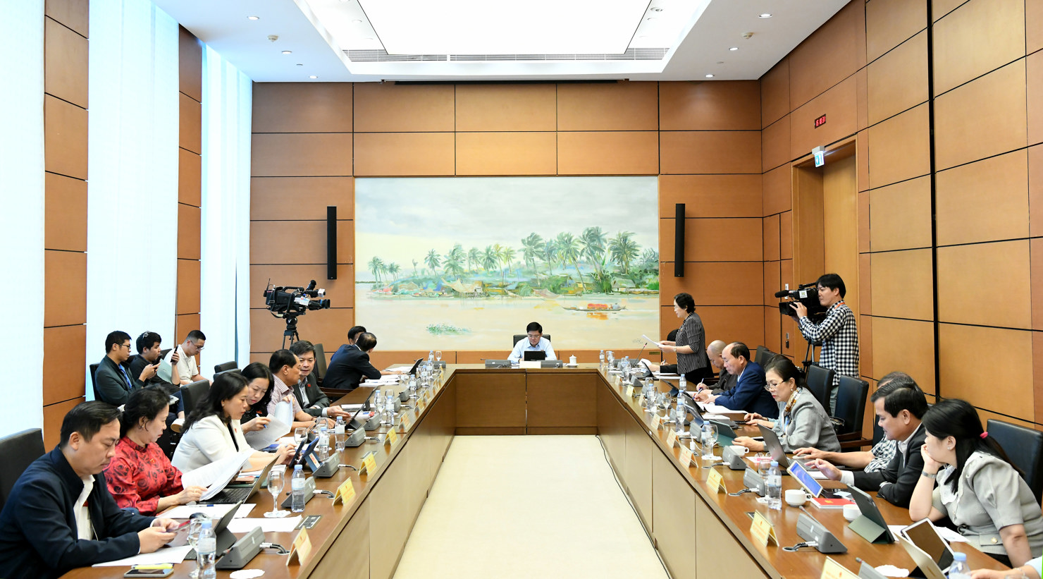 Quang cảnh phiên thảo luận tại Tổ 11 chiều 11/11.