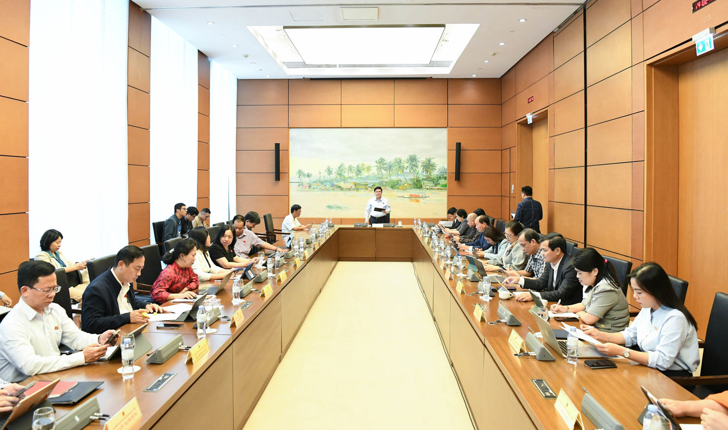 Toàn cảnh phiên thảo luận tại Tổ 11.