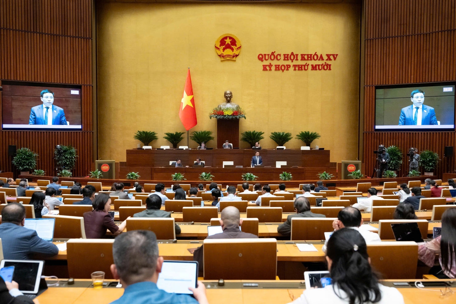 Quang cảnh phiên họp.