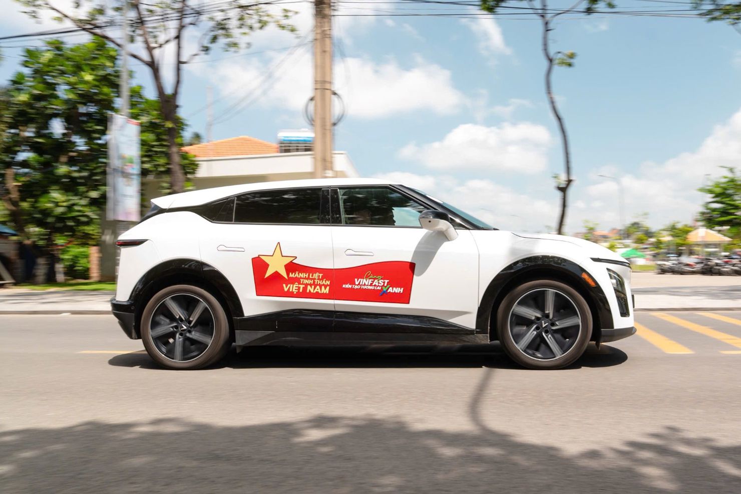 VinFast VF 7 có kiểu dáng thể thao và trẻ trung.