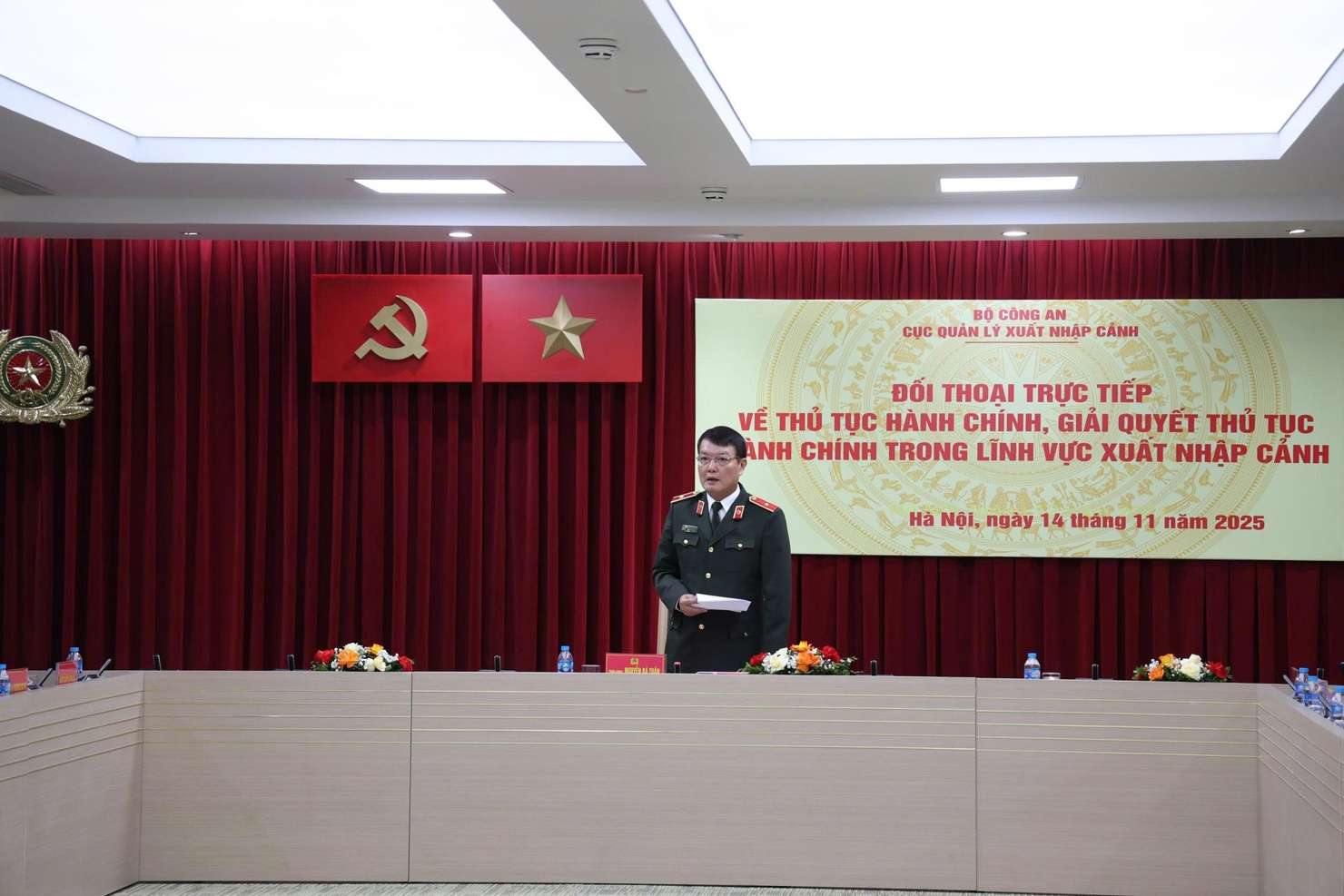 Thiếu tướng Nguyễn Bá Tuấn - Phó Cục trưởng Cục Quản lý xuất nhập cảnh thông tin tại buổi đối thoại.