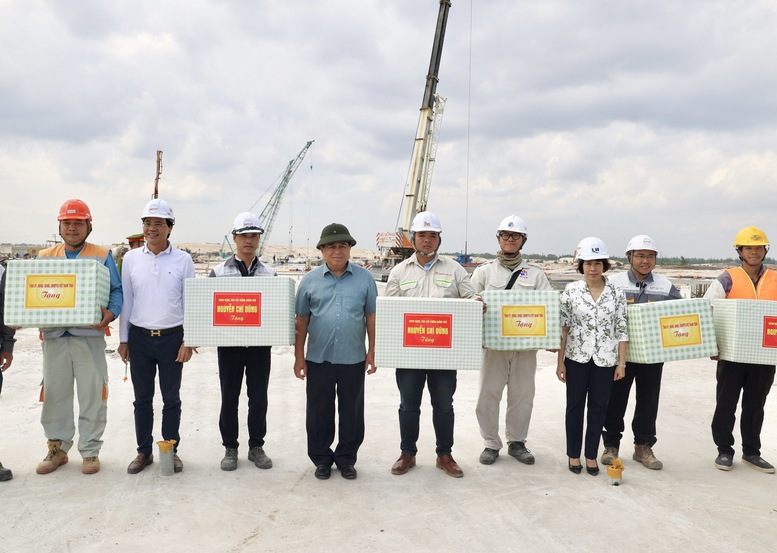 Đoàn công tác  tặng quà cho người lao động đang thi công tại Khu bến cảng Mỹ Thủy. Ảnh: VGP.