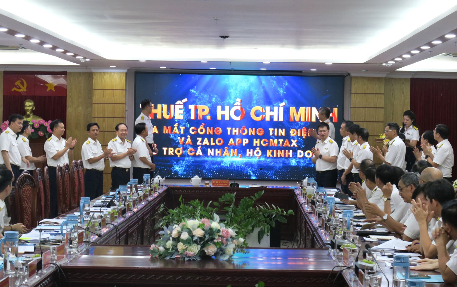 Cục trưởng Cục Thuế Mai Xuân Thành cùng nhấn nút ra mắt Cổng thông tin điện tử và Zalo mini app HCMTax. Ảnh: Đức Mỹ