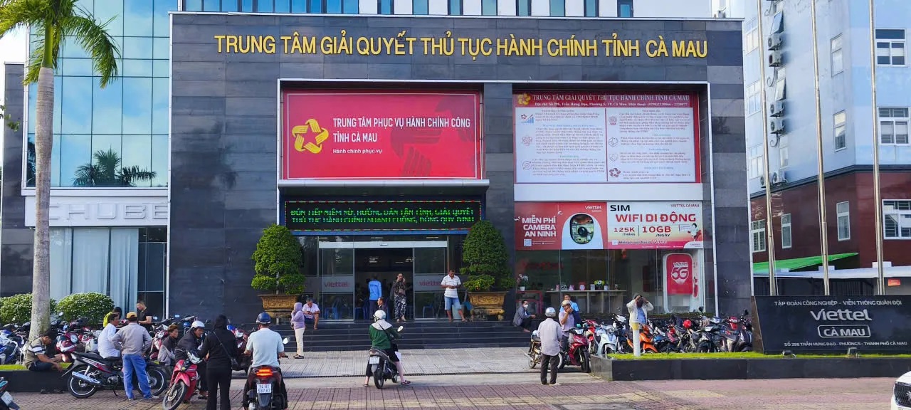 Trung tâm giải quyết thủ tục hành chính tỉnh Cà Mau, một trong những điểm sáng về chuyển đổi số được người dân rất hài lòng.