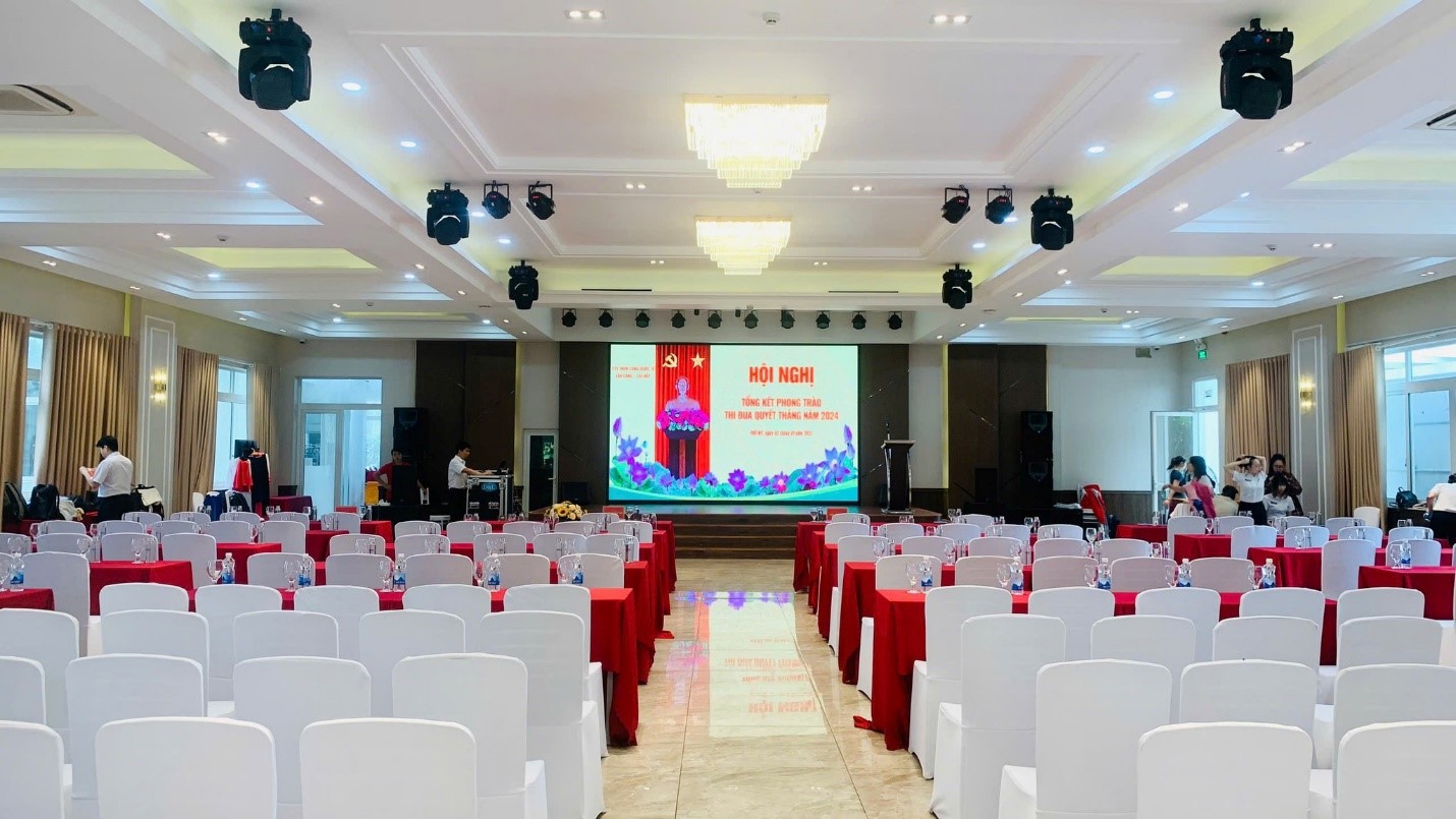 Bên trong Sao Mai Center 1.