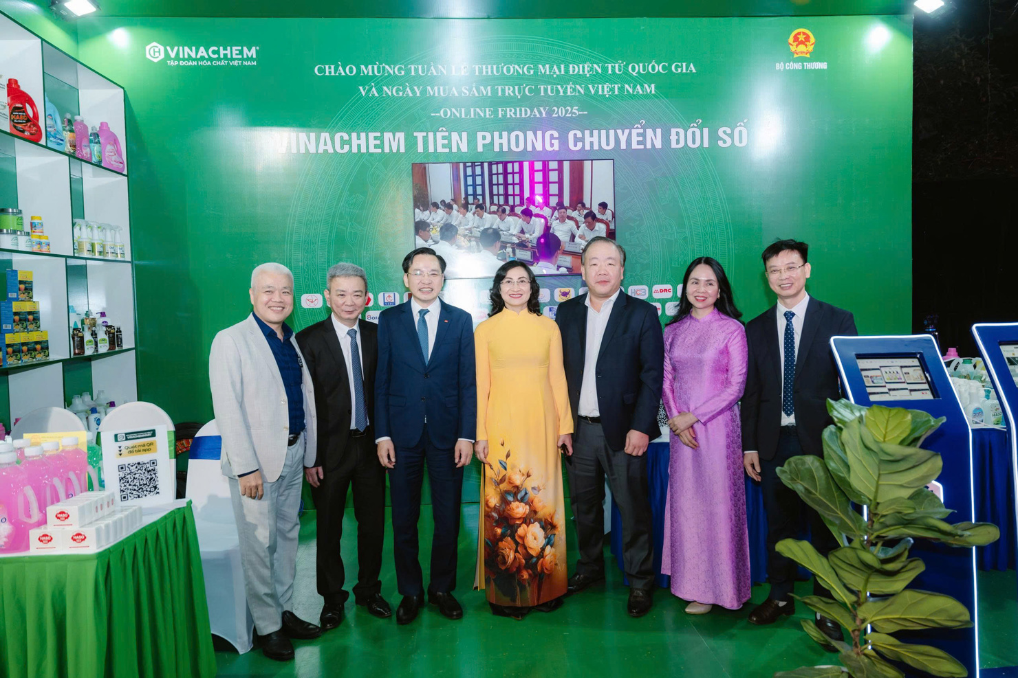 Lãnh đạo Bộ Công Thương tham quan các gian hàng tại Online Friday 2025