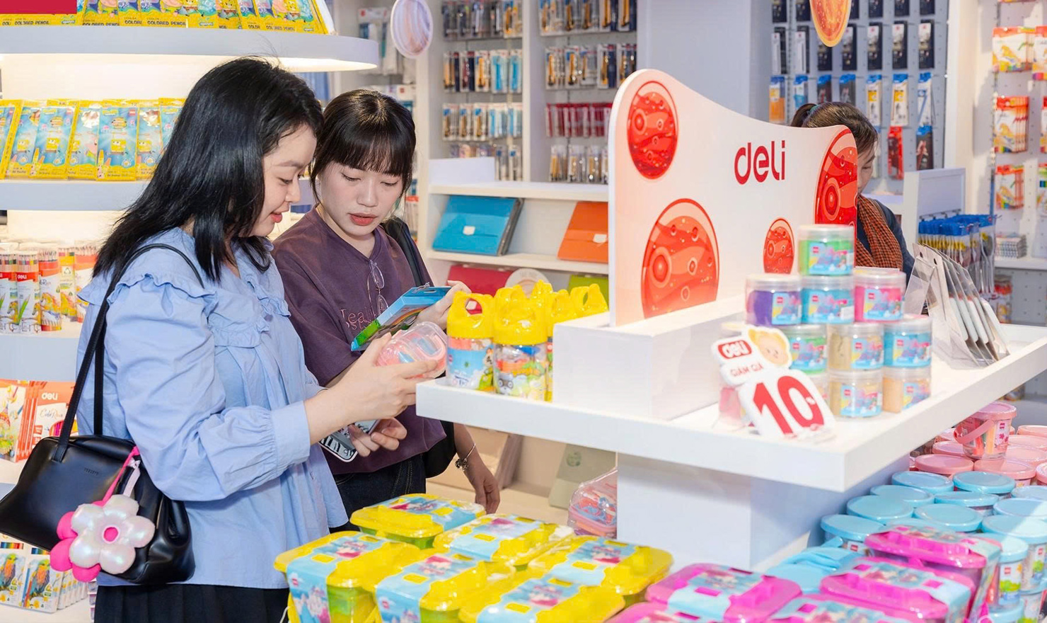 Người tiêu dùng tham quan, mua sắm tại các gian hàng Online Friday 2025.