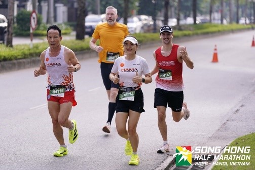 Giải chạy HHM 2025: Hành trình gắn kết cộng đồng quốc tế giữa lòng Ciputra - Ảnh 4