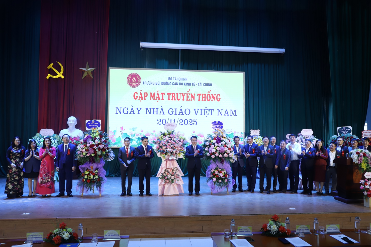 Thứ trưởng Bộ Tài chính Trần Quốc Phương và các đại biểu tặng hoa chúc mừng Trường Bồi dưỡng cán bộ Kinh tế - Tài chính nhân kỷ niệm Ngày Nhà giáo Việt Nam - 20/11.