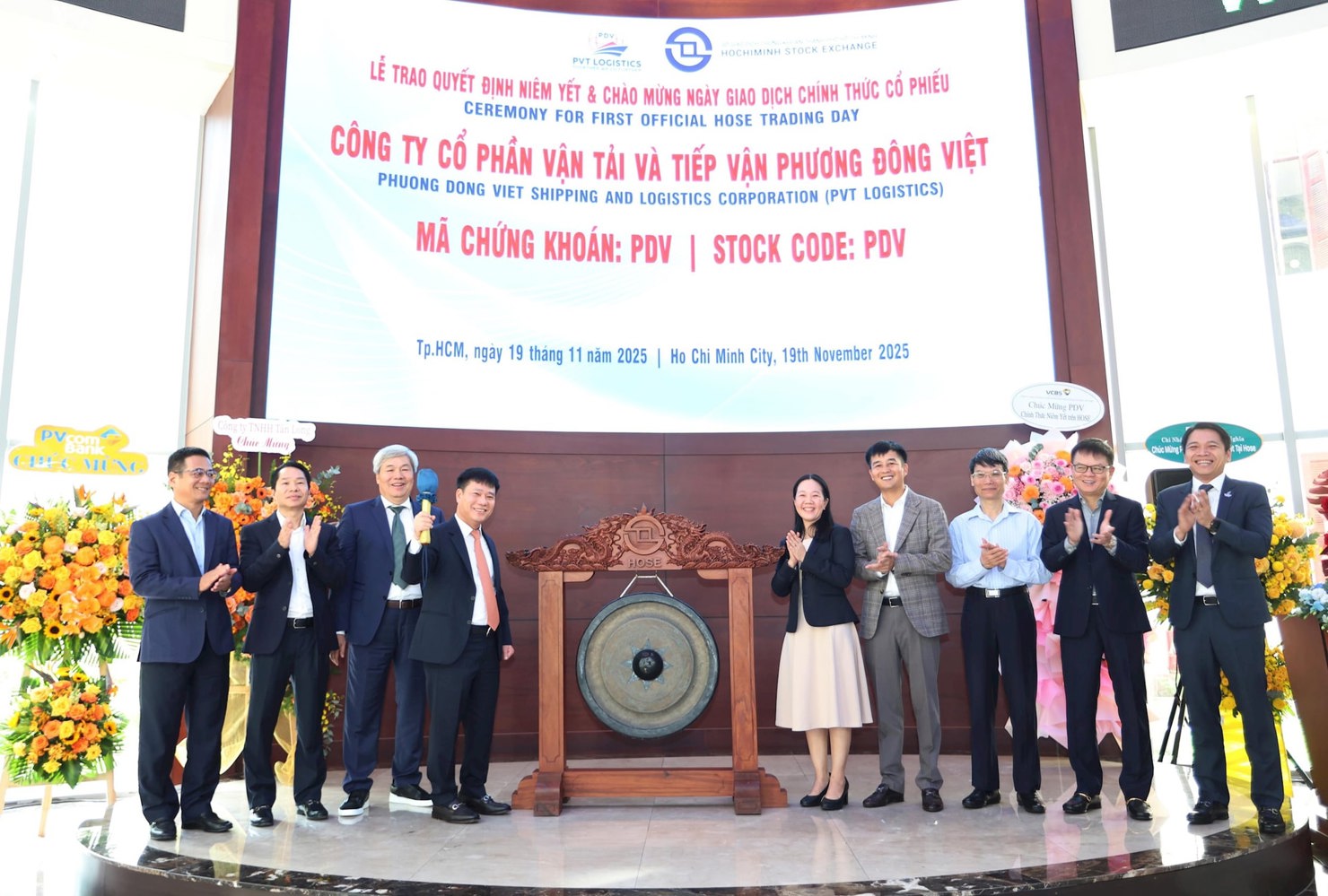 Ông Hồ Sĩ Thuận, Chủ tịch PVT Logistics thực hiện nghi thức đánh cồng chào mừng niêm yết tại HOSE.