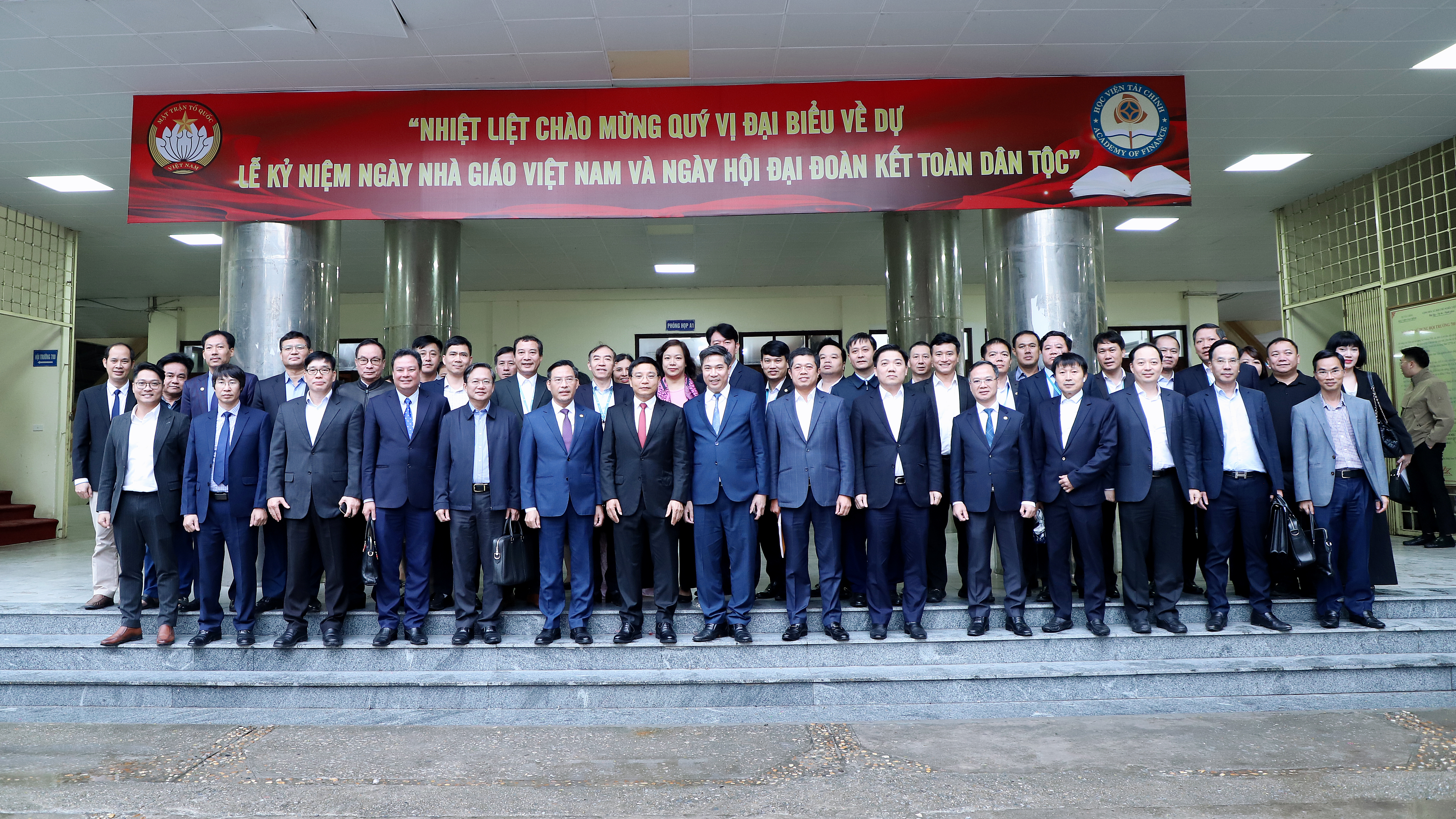 Chùm ảnh: Bộ trưởng Nguyễn Văn Thắng chúc mừng ngày Nhà giáo Việt Nam tại Học viện Tài chính