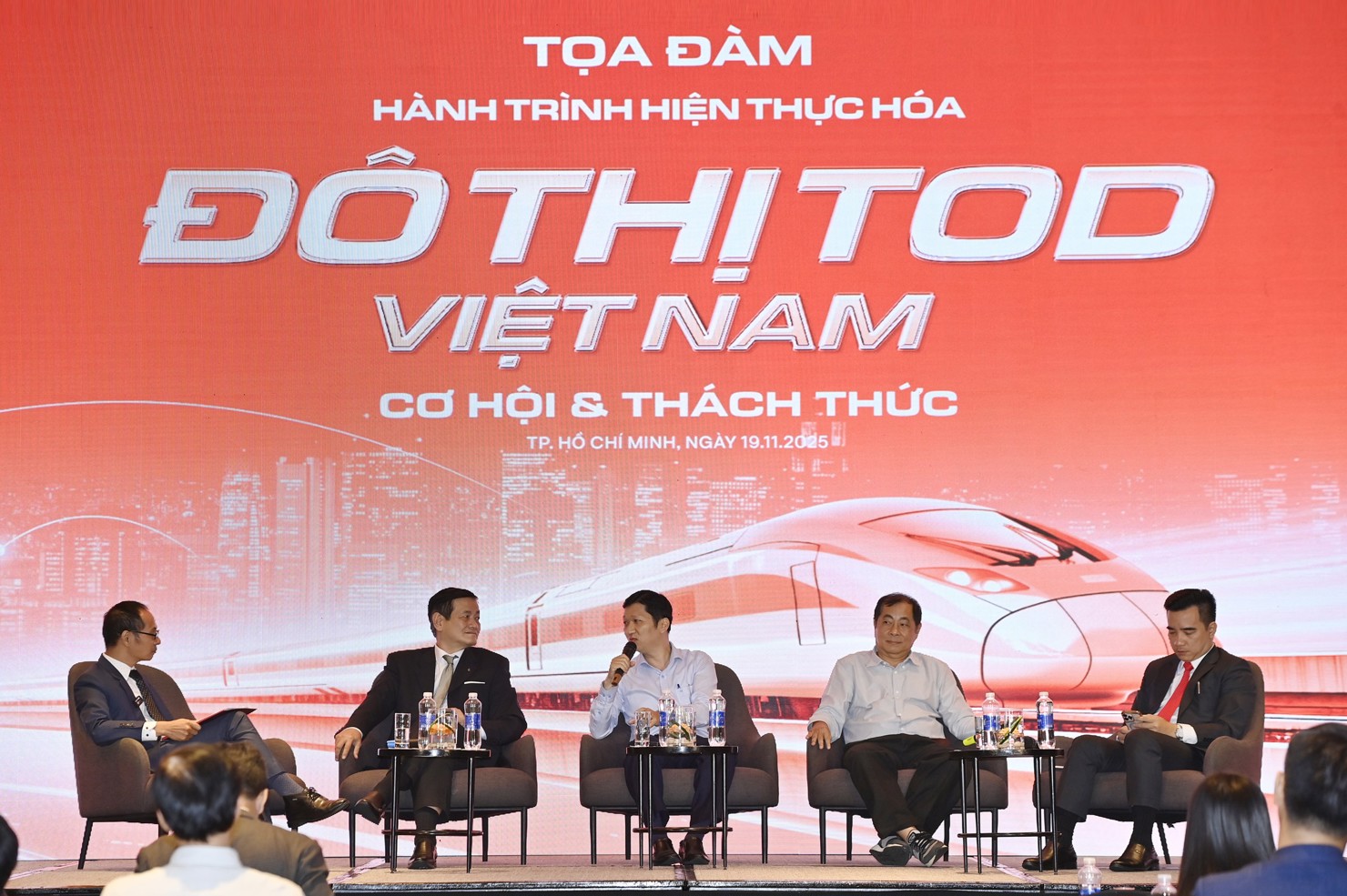 Các chuyên gia thảo luận chuyên đề “Đô thị TOD – Từ quy hoạch đến thị trường”. Ảnh: Thanh Sơn