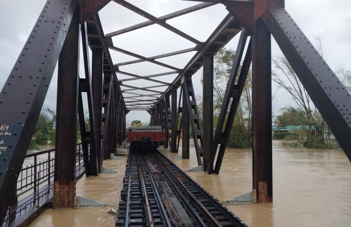 Điều tàu chở hàng gia tải cho 2 cầu đường sắt ở Diêu Trì do nước dâng cao