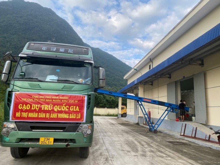 Kip thời xuất cấp gạo dự trữ hỗ trợ 2 địa phương khắc phục hậu quả mưa lũ