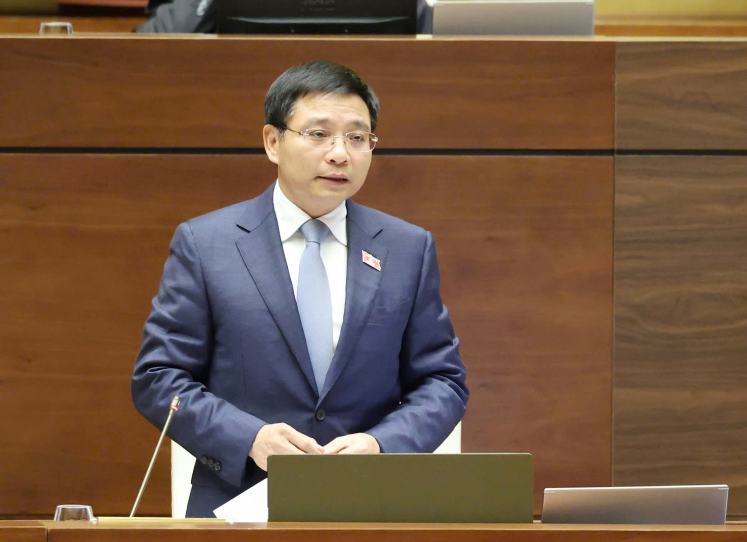 Bộ trưởng Bộ Tài chính Nguyễn Văn Thắng làm rõ nhiều nội dung đại biểu Quốc hội quan tâm.