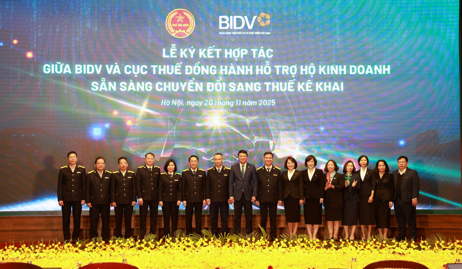 Lãnh đạo hai đơn vị chụp ảnh lưu niệm sau lễ ký kết hợp tác hỗ trợ hộ kinh doanh chuyển đổi thuế.