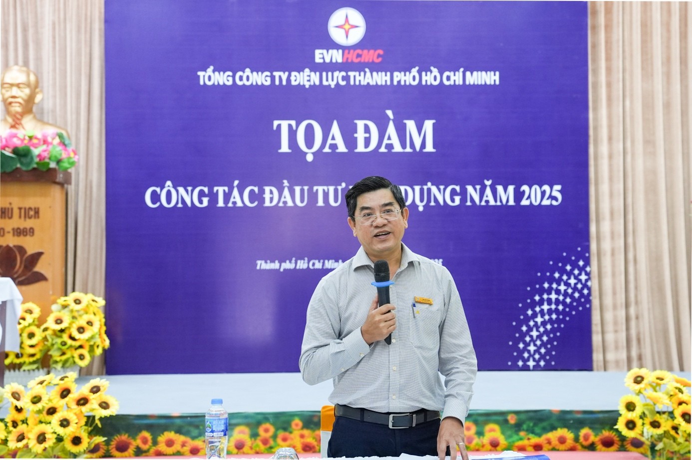 Ông Bùi Hải Thành – Phó Tổng giám đốc EVNHCMC chủ trì buổi tọa đàm