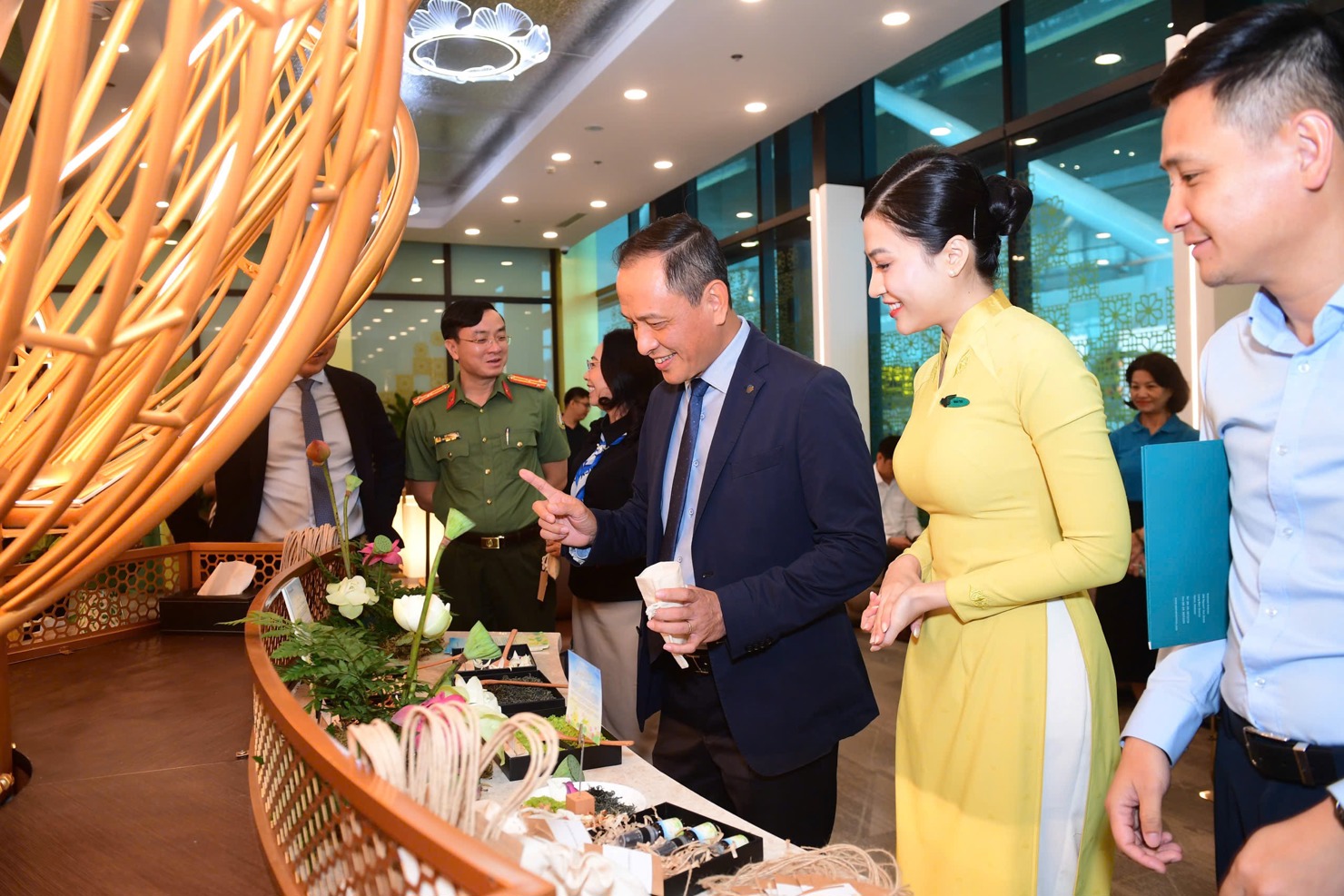 Workshop làm túi thơm thảo mộc tạo điểm nhấn thú vị tại sự kiện, thu hút các đại biểu và khách mời tham gia.