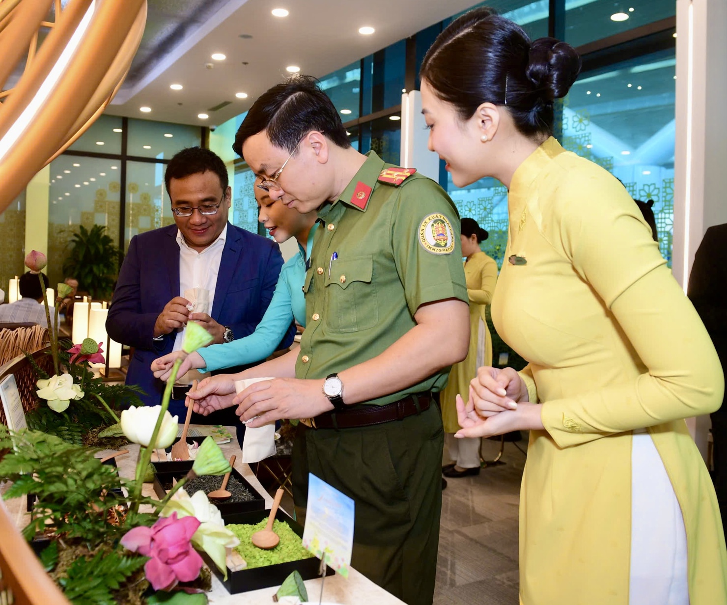 Workshop làm túi thơm thảo mộc tạo điểm nhấn thú vị tại sự kiện, thu hút các đại biểu và khách mời tham gia.