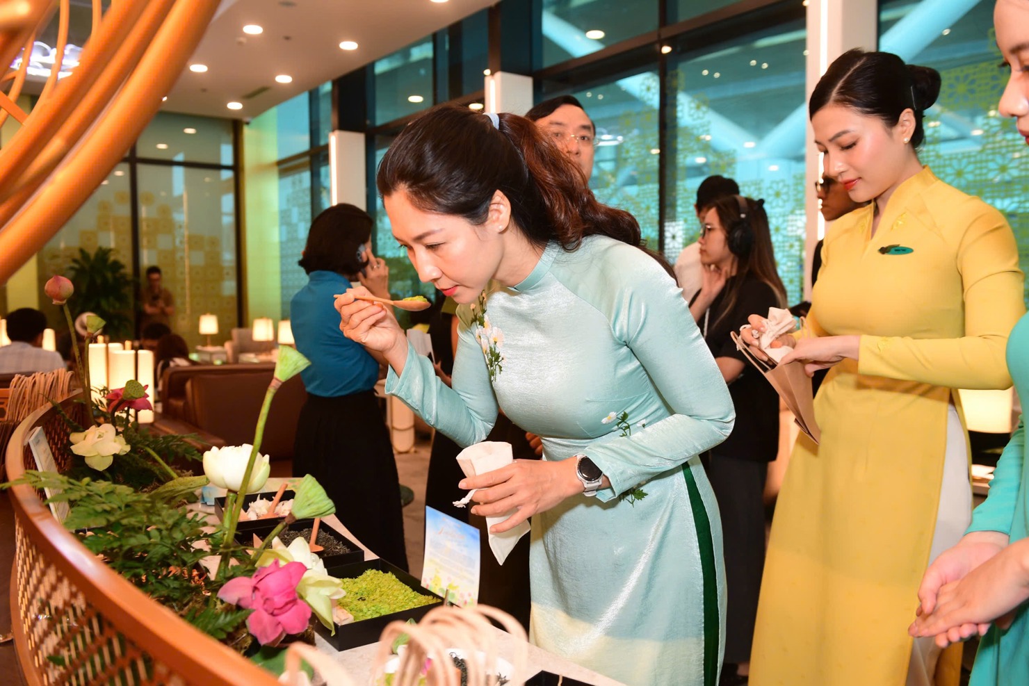 Workshop làm túi thơm thảo mộc tạo điểm nhấn thú vị tại sự kiện, thu hút các đại biểu và khách mời tham gia.