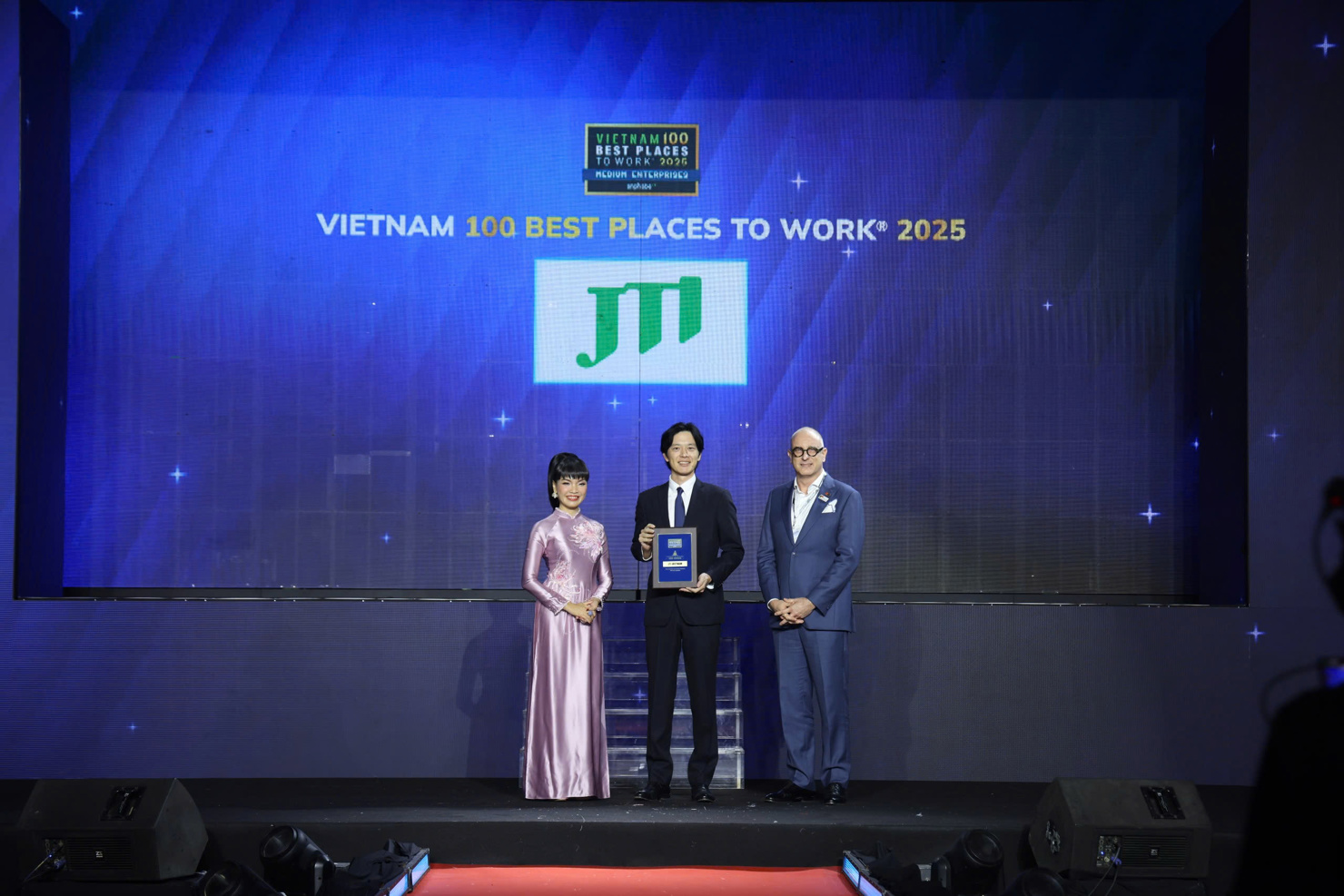 Ông Yoshiyuki Orita, Tổng Giám đốc JTI Vietnam, nhận giải thưởng “Vietnam Best Places to Work®” dành cho khối doanh nghiệp quy mô trung bình
