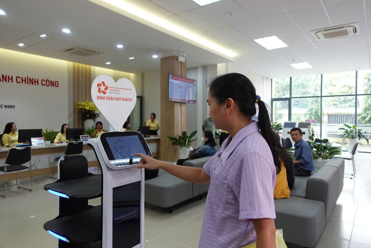 UBND cấp phường, xã tại TP. Hồ Chí Minh đã và đang chuyển đổi số trong quá trình phục vụ người dân, doanh nghiệp. Ảnh: TL