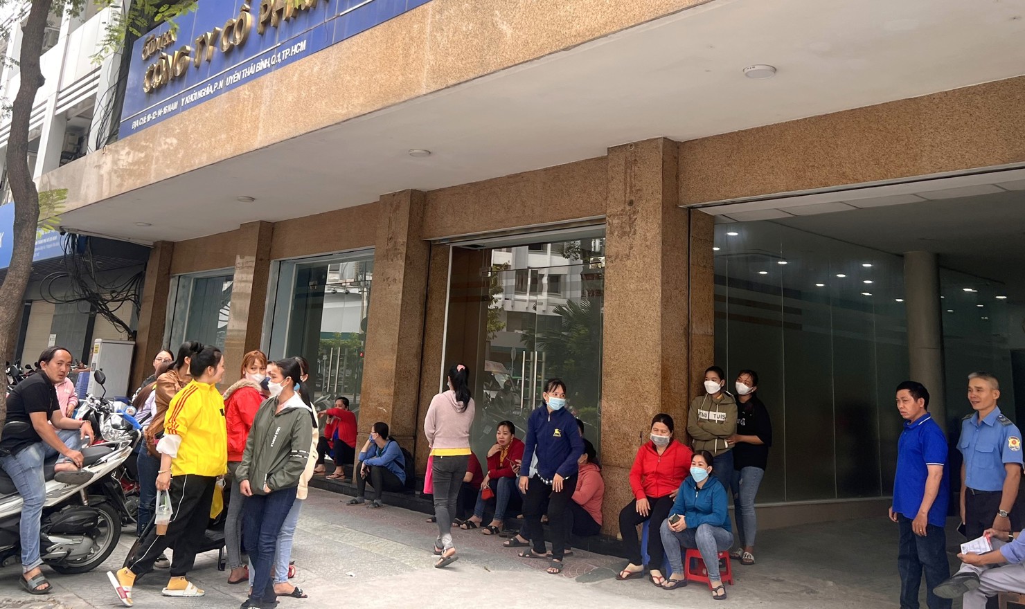 Công nhân đến trụ sở chính Công ty CP Dệt May Gia Định yêu cầu đóng BHXH (doanh nghiệp đang chậm đóng 3, 9 tỷ đồng). Ảnh: Phạm Thọ