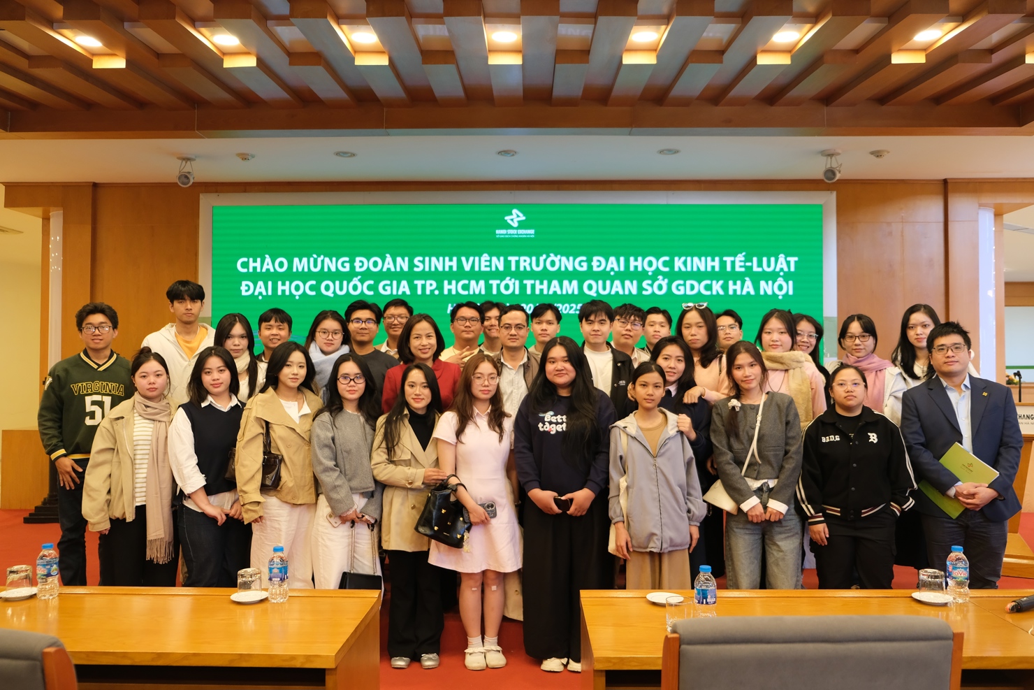 Đoàn sinh viên chụp ảnh lưu niệm tại HNX.