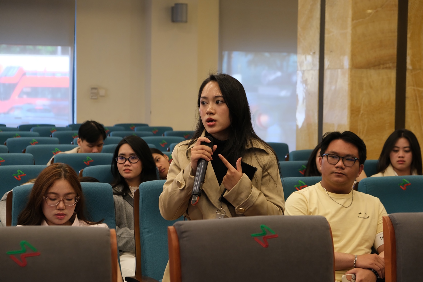 Phần hỏi đáp giúp sinh viên hiểu sâu hơn về hoạt động của HNX và các định hướng nghề nghiệp trong lĩnh vực chứng khoán.