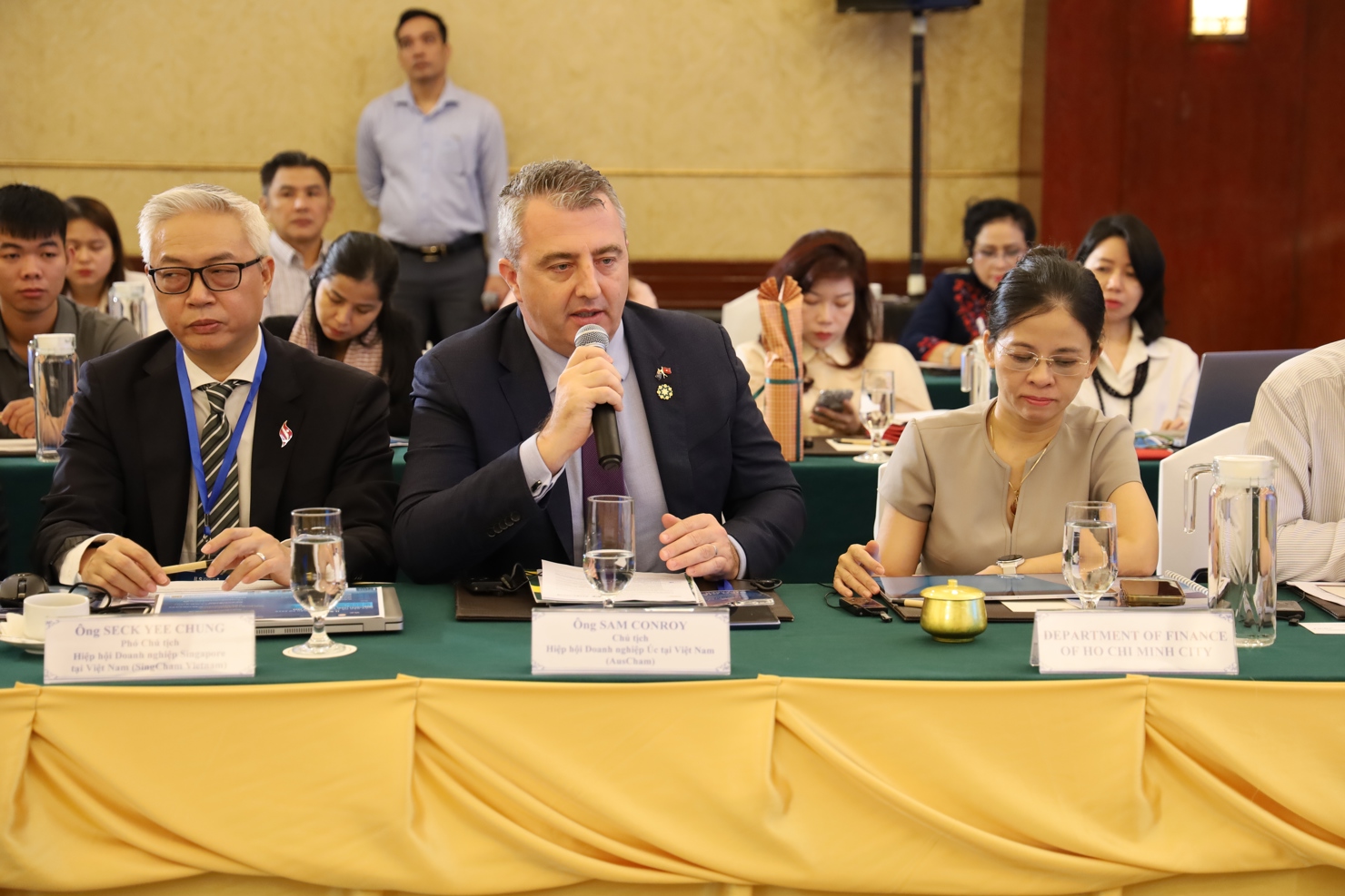 Đại diện nhà đầu tư Australia nêu ý kiến tại Diễn đàn. Ảnh: Thu Dịu