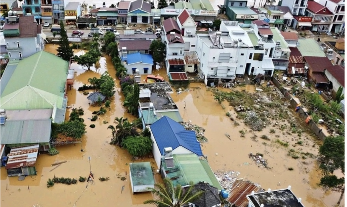 Bảo đảm nguồn cung hàng hóa thiết yếu tại các vùng đang bị cô lập do mưa lũ