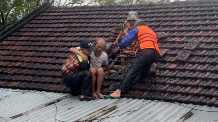 Tập trung cao độ thực hiện nhiệm vụ cấp bách là cứu trợ nhân dân